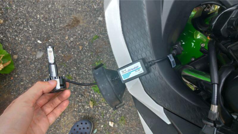 LEDバルブを防水カバーに通しコネクターへ接続